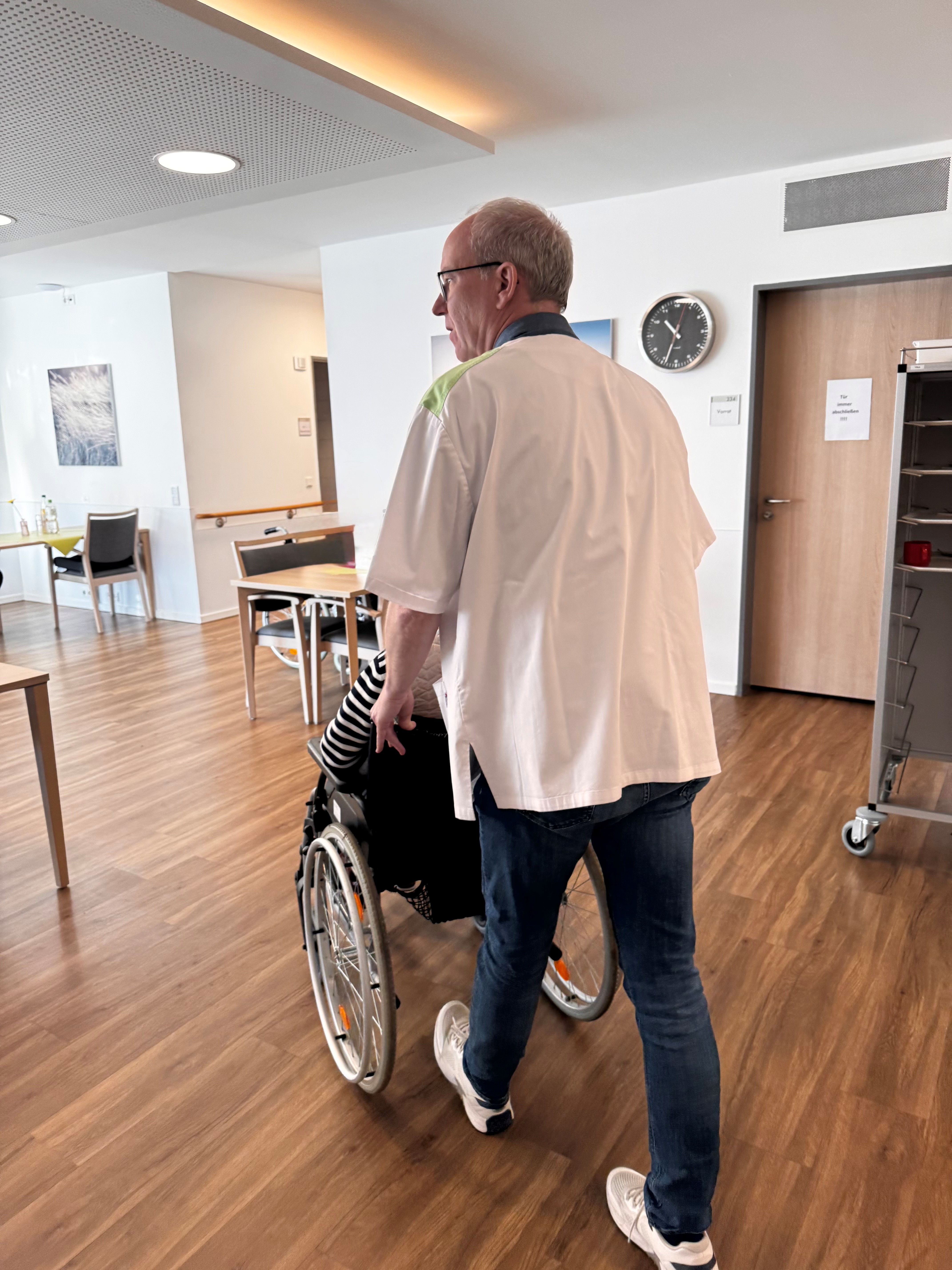 Als  Pflege-Praktikant wurde der CDU-Landtagsabgeordnete voll in die Arbeitsabl�ufe einbezogen.