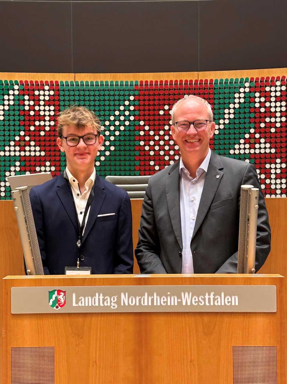 Spannende Eindrcke sammelte der 16-jhrige Warendorfer Schler Carl-Jonathan Hartmeyer auf Einladung des CDU-Landtagsabgeordneten Daniel Hagemeier beim 15. Jugendlandtag NRW.