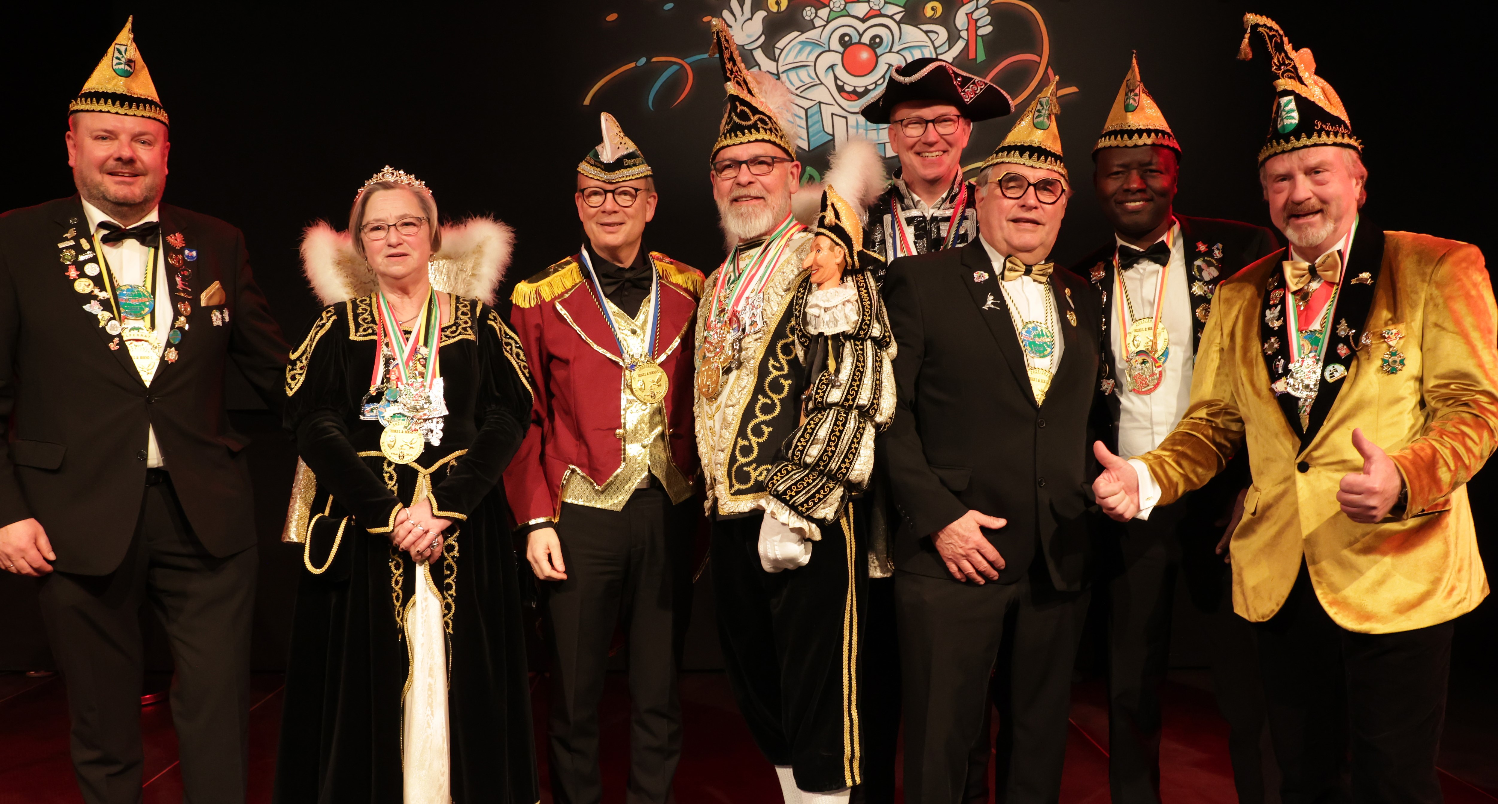 Eingeladen hatten Daniel Hagemeier (l.) und Markus H�ner (hinten r.) eine Delegation von Schwarz-Gold Telgte unter n�rrischer F�hrung des Prinzenpaares Heike I. und Bernd I. (Brill) sowie die Ahlener mit ihrer Prinzessin Denise I. (Forgo) samt Gefolge.