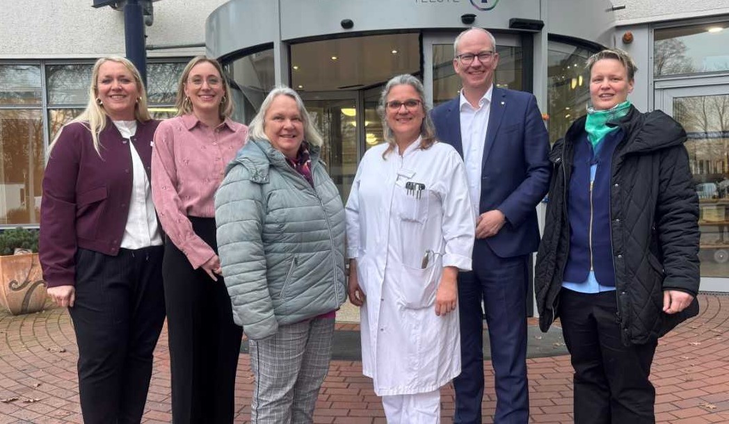 Daniel Hagemeier sowie Anne-Katrin Schulte (Vors. CDU Telgte, 3.v.l.) und ihre Stellv. Sabine Schrauth (r.) Prof. Dr. med. Svenja Happe (Chef�rztin Klinik f. Neurologie, 3.v.r.), Julia  Swienty (kaufm. Direktorin, 2.v.l.) und Melanie Eichler (Pflegedir.)