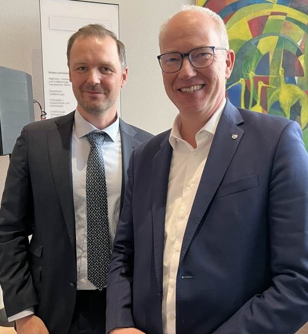 Im Austausch �ber die Zukunft der Gesundheitsversorgung: CDU-Landtagsabgeordneter Daniel Hagemeier und Dr. Christian Heitmann, Partner Unternehmensberatung bei Curacon.