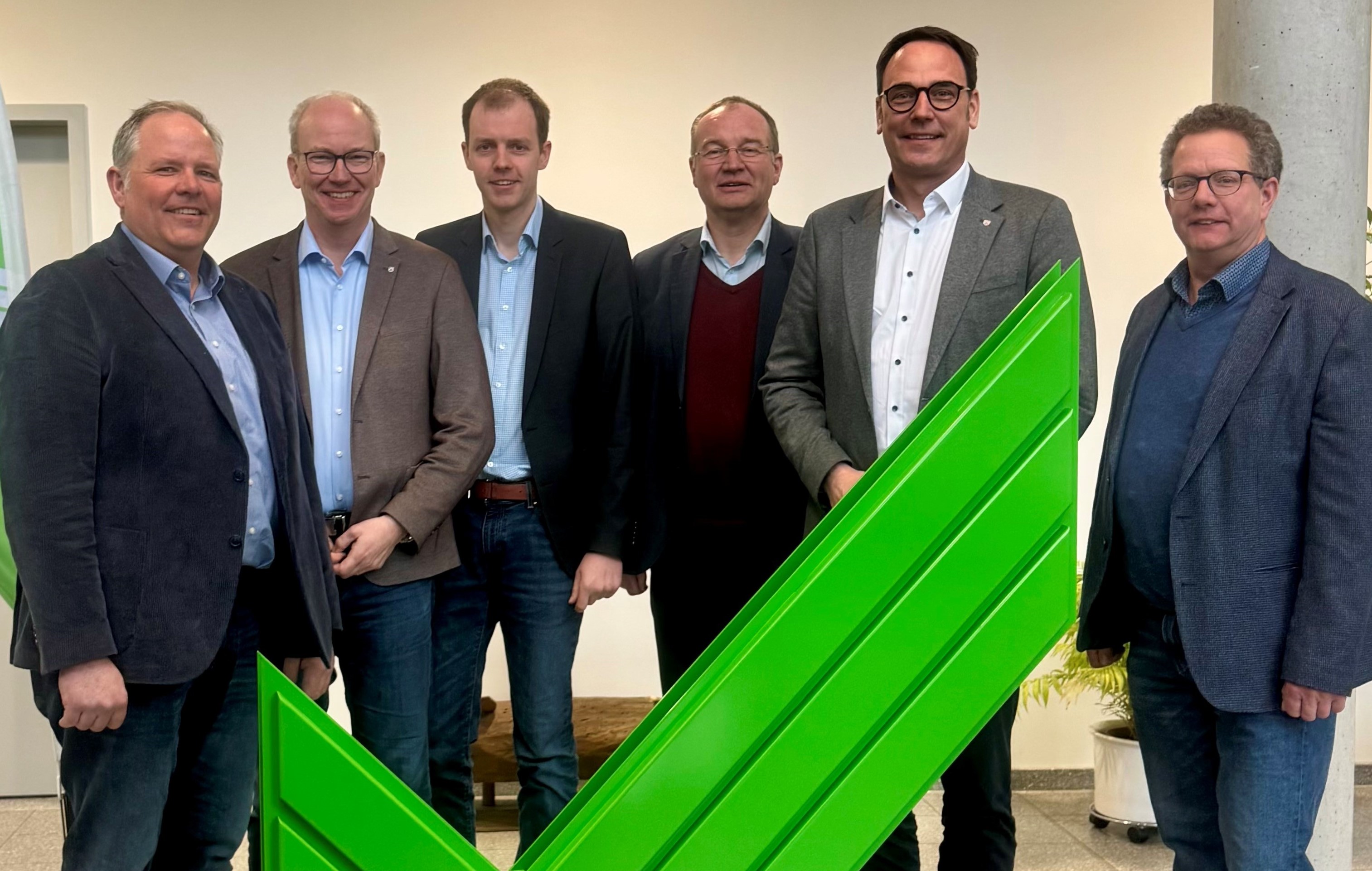 Landtagsabgeordnete H�ner (2.v.r.) und Hagemeier (2.v.l.) im Austausch  mit der WLV-Kreisverbandsspitze (v.l.): Vorsitzendem Andreas Westermann, Johannes B�hlmeyer (Vorstand), Gesch�ftsf�hrer Dr. Matthias Quas sowie Paul Verenkotte (Vorstand).