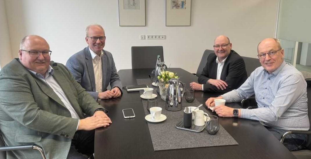 Im Gespr�ch mit Daniel Hagemeier machten B�rgermeister Karl Piochowiak, der CDU-Faktionsvorsitzende Wolfgang Weglage sowie Ortsunionsvorsitzender und stellvertretende B�rgermeister Michael Haase deutlich, welches die gr��ten Herausforderungen  f�r Ostbeve