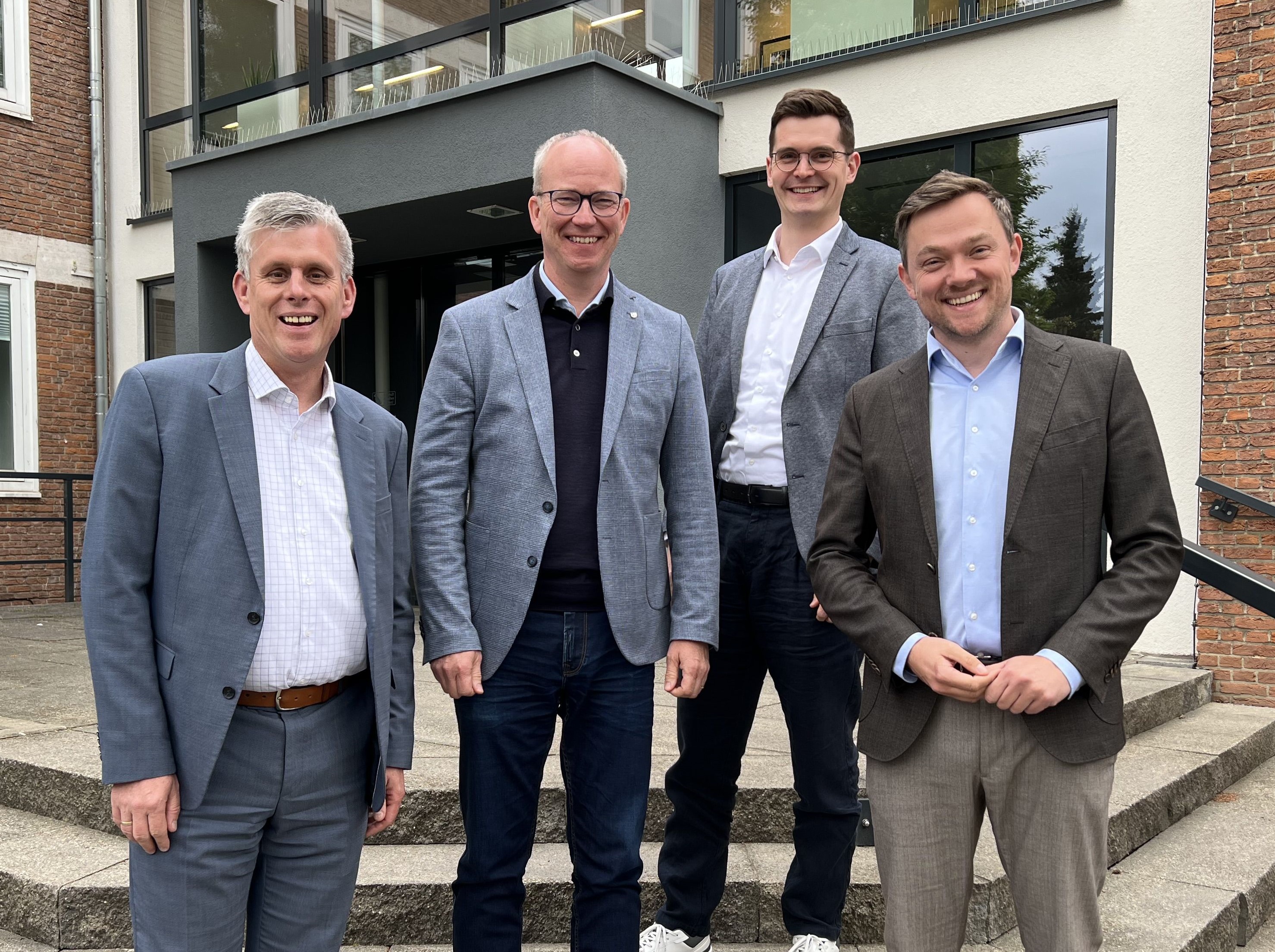 CDU-Landtagsabgeordneter Daniel Hagemeier (2.v. l.), CDU-Fraktionsvorsitzender Frederik B�scher (2. V. r.), B�rgermeister Peter Horstmann (r.) und Stadtk�mmerer sowie Erster Beigeordneter Torsten Fischer