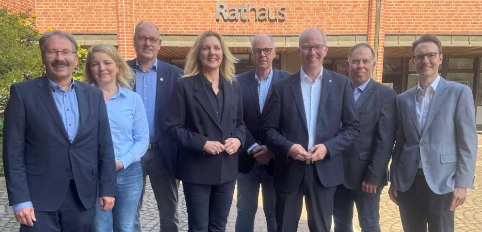 Daniel Hagemeier (3.v.r.), BM Karin Rodeheger (4.v.l.) mit (v.l.) Michael Jathe, Christoffer Siebert (stellv. Fraktionsvors. ), Heike Beckstedde, Norbert Austrup (Rats- und Kreistagsmitglied), Peter Sonneborn (stellv. Fraktionsvors.) sowie Jakob Schmid 