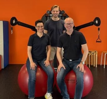 v.l.: Gesch�ftsf�hrerin und Physiotherapeutin Nicole Jeschke sowie Physiotherapeut und Standortleiter Oelde-Lette Max Wecek im Gespr�ch mit Daniel Hagemeier MdL