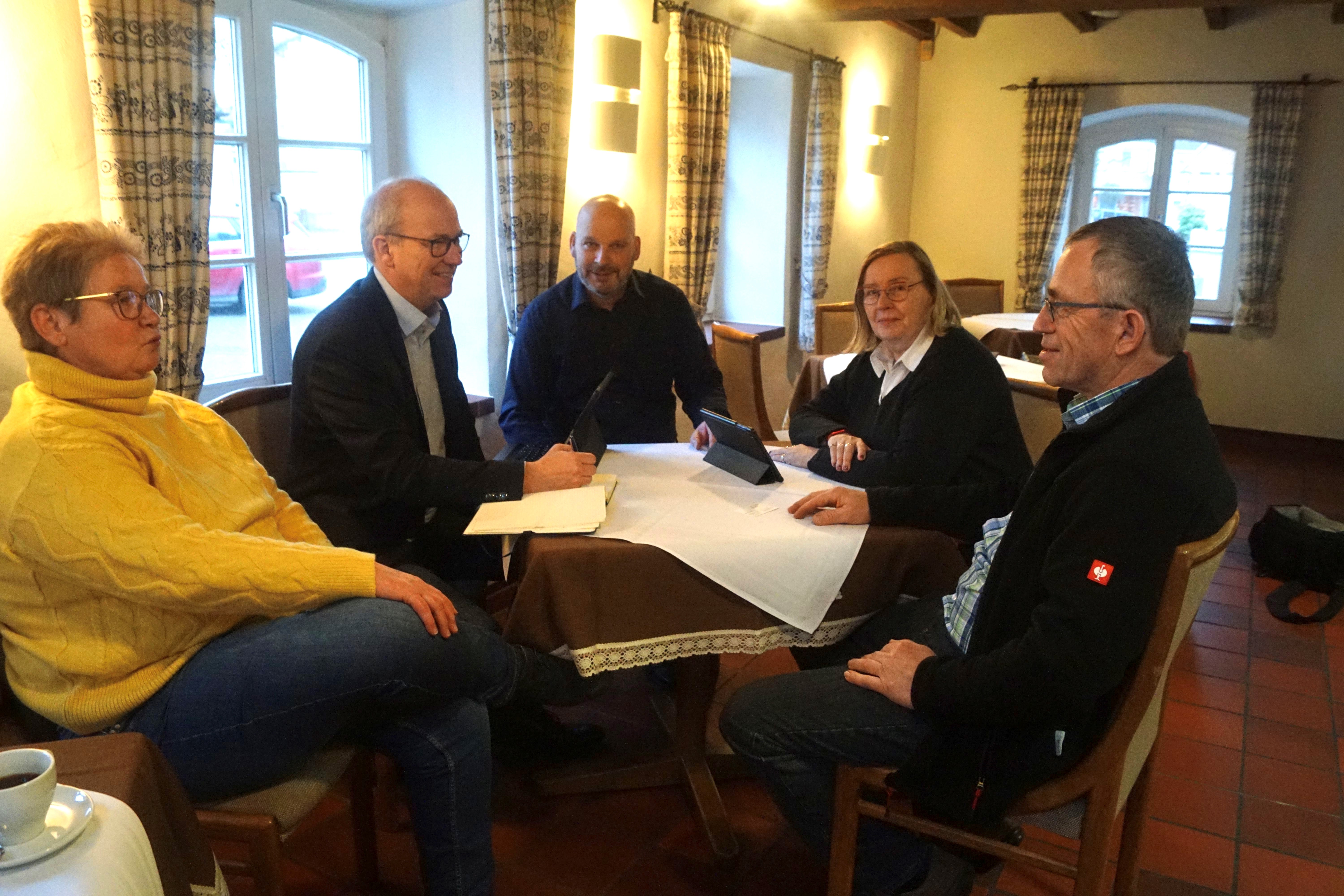 Bild v.l. Martha Wei, Daniel Hagemeier, Helmut Peitz, Monika Berheide und Hubert Schulze Zumloh